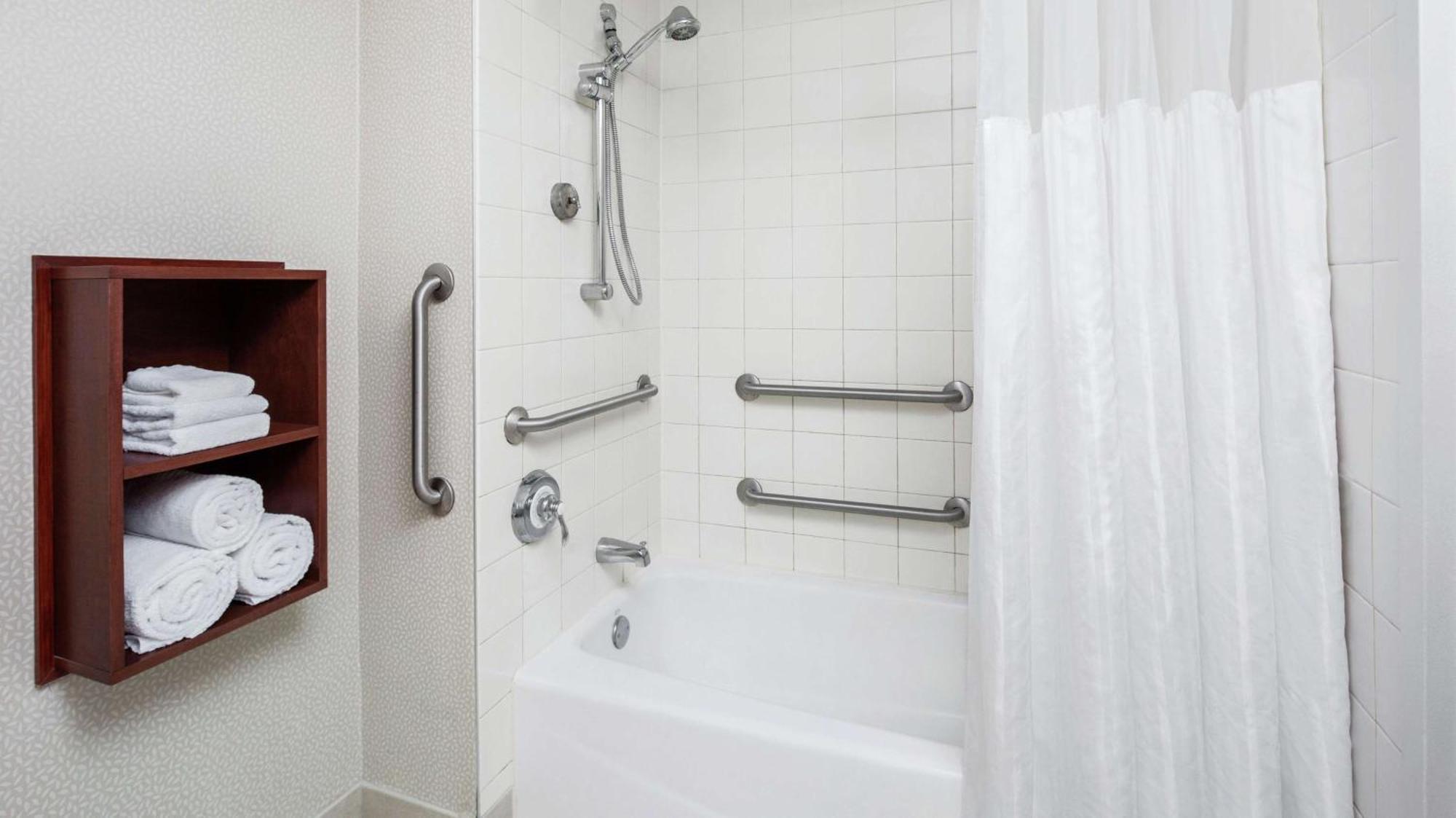 King Room Accessible Tub Mobility Hearing Access,1498750240:JPEG